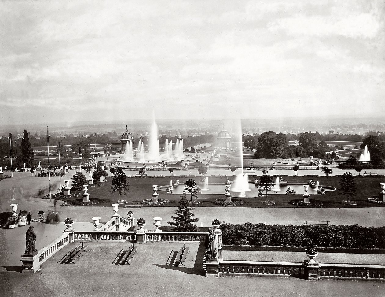 A londoni Kristálypalota: teraszok és szökőkutak, 1870 körül (fekete-fehér fotó) alkotó: Joseph Paxton