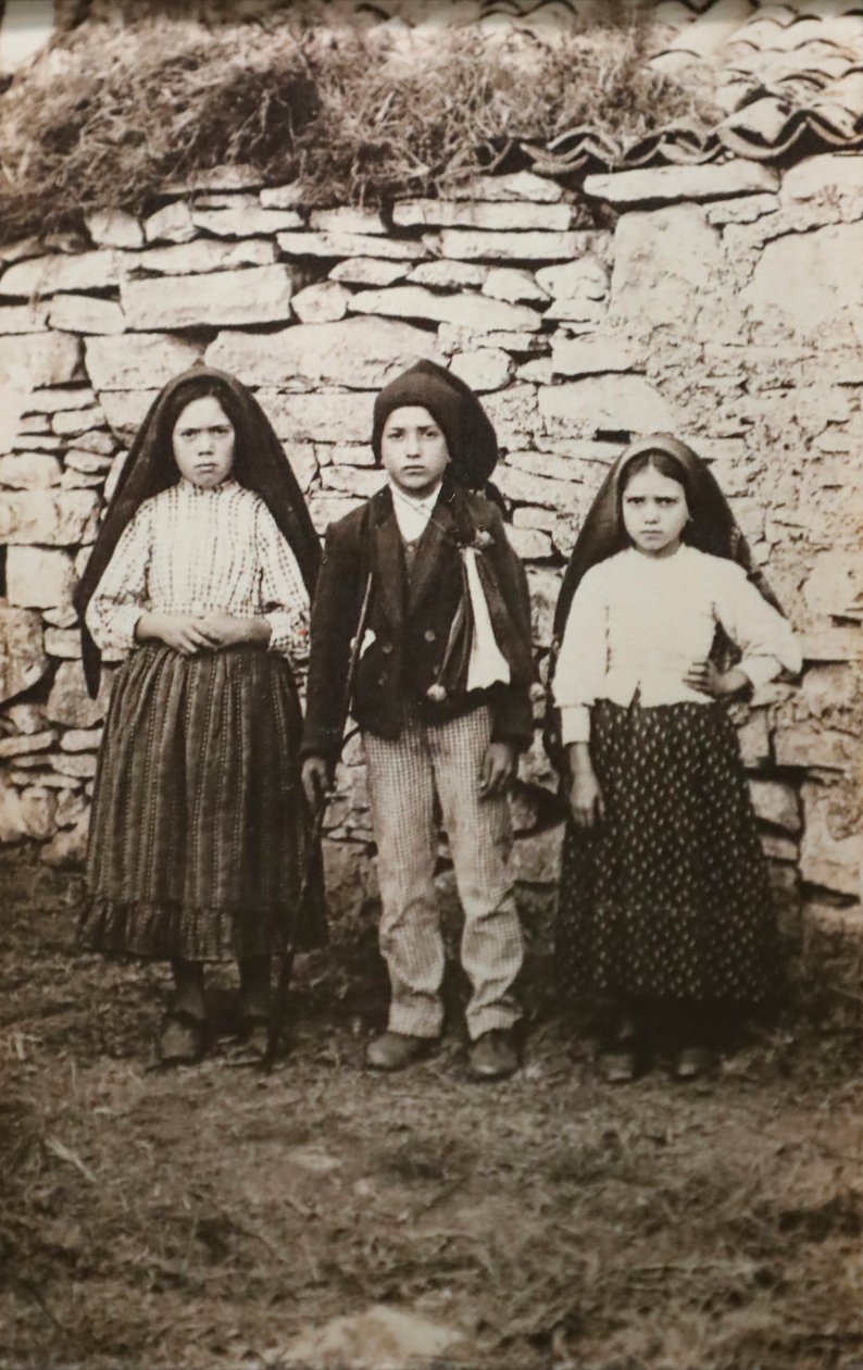 Fatima szentélye. Lucia dos Santos és unokatestvérei Francisco és Jacinta Marto. Fatimai Szűzanya. Portugália. alkotó: Joshua Benoliel