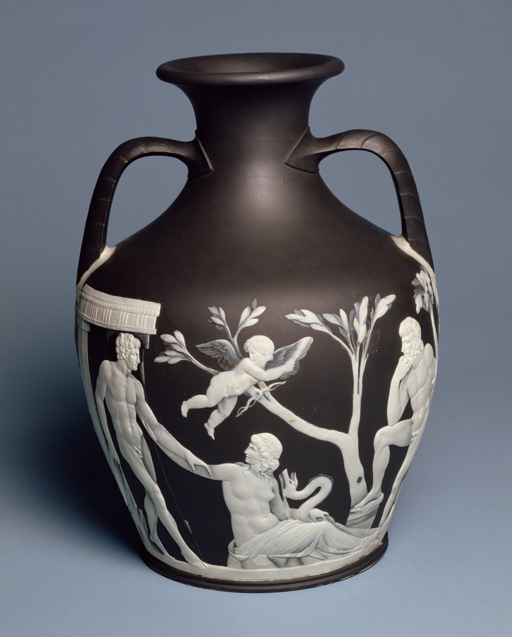 Portland váza, Erasmus Darwin tulajdona, az eredeti másolata a British Museumban, Etruria, 1789-90 körül (fekete jáspis felvitt fehér jáspissal) alkotó: Josiah Wedgwood