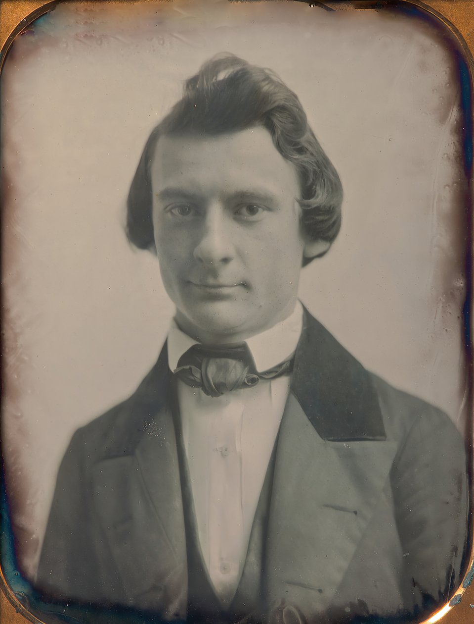 Fiatal férfi háromrészes öltönyben és csokornyakkendőben, 1850-es évek. Alkotók: Josiah Johnson Hawes, Albert Sands Southworth. alkotó: Josiah Johnson Hawes, Albert Sands Southworth