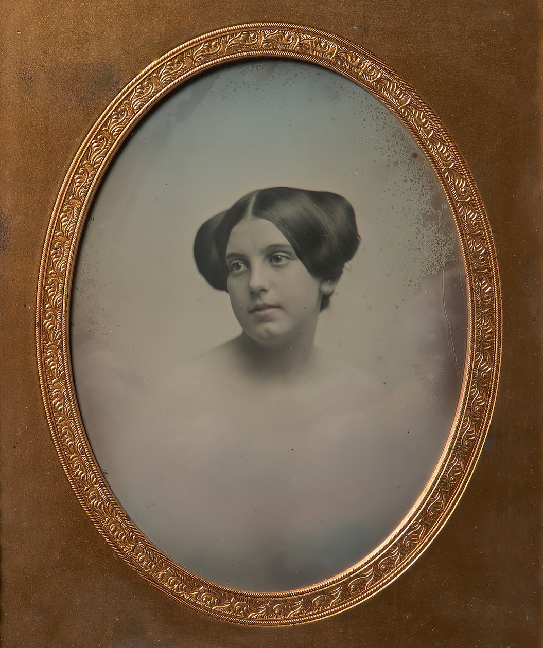 Fiatal nő két kontyba formázott hajjal, 1850-es évek. Alkotók: Josiah Johnson Hawes, Albert Sands Southworth. alkotó: Josiah Johnson Hawes, Albert Sands Southworth
