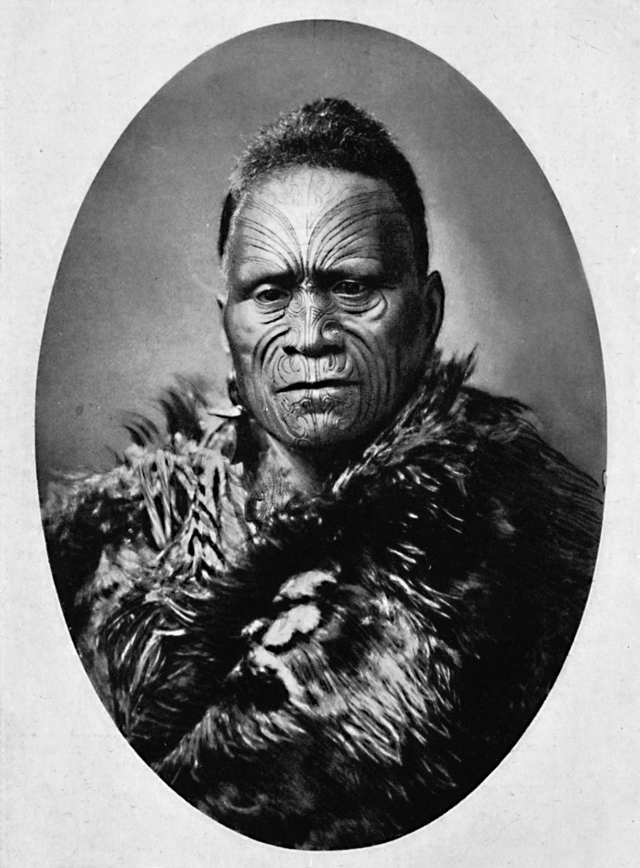 Egy maori főnök igényesen tetovált arccal és időjárási köpennyel, 1902 alkotó: Josiah Martin