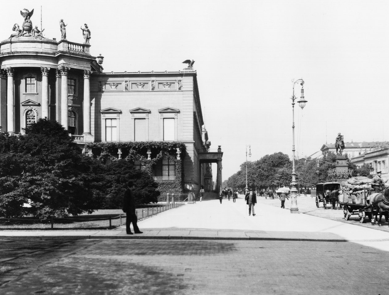 I. Vilmos (1797-1888) palotáját 1834-37 között építette Carl F. Langhans (1782-1869) Unter den Linden, Berlin, 1910 körül alkotó: Jousset