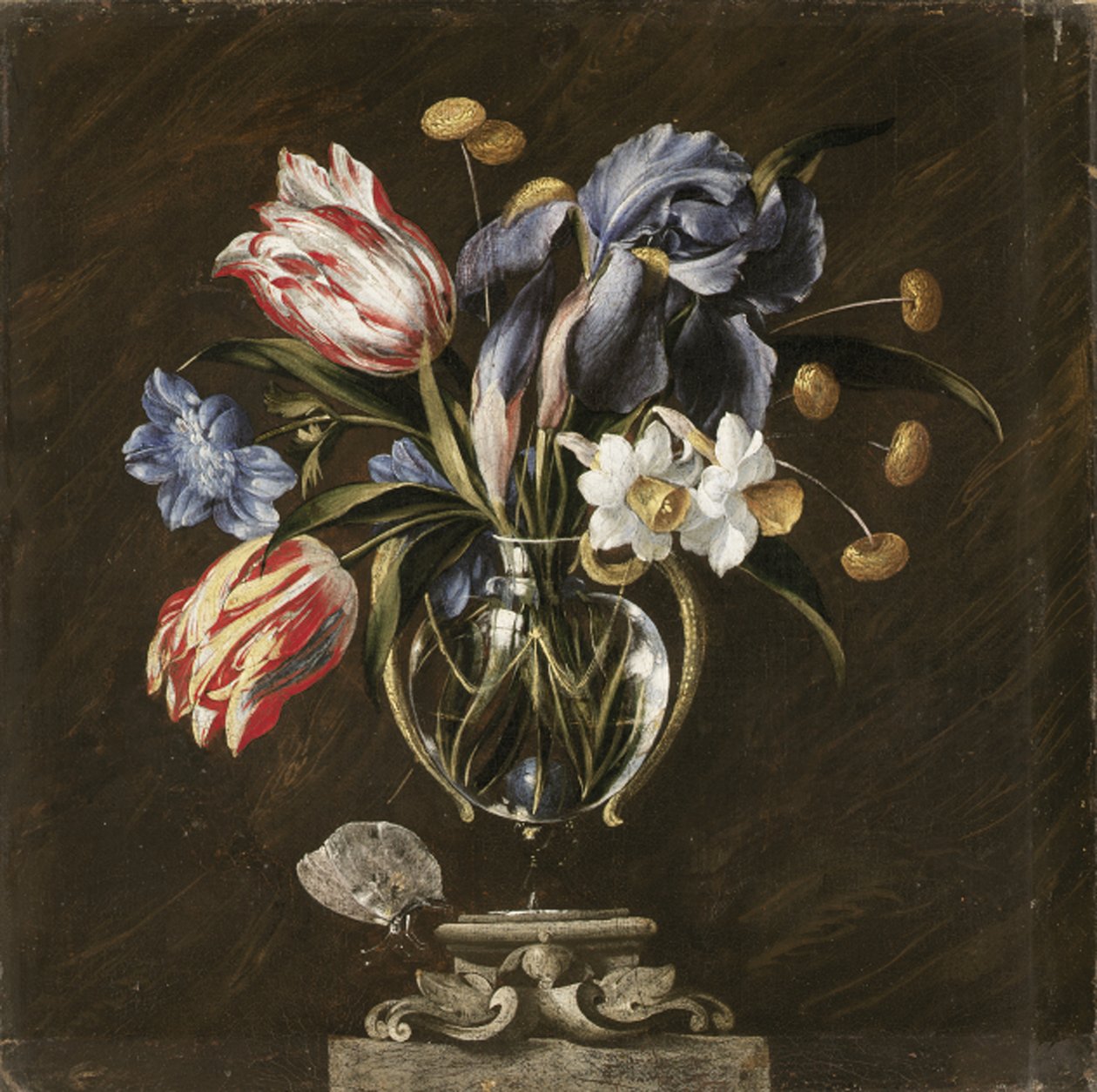 Tulipánok, nárciszok, íriszek és egyéb virágok üvegvázában, faragott állványon, pillangóval alkotó: Juan de Arellano