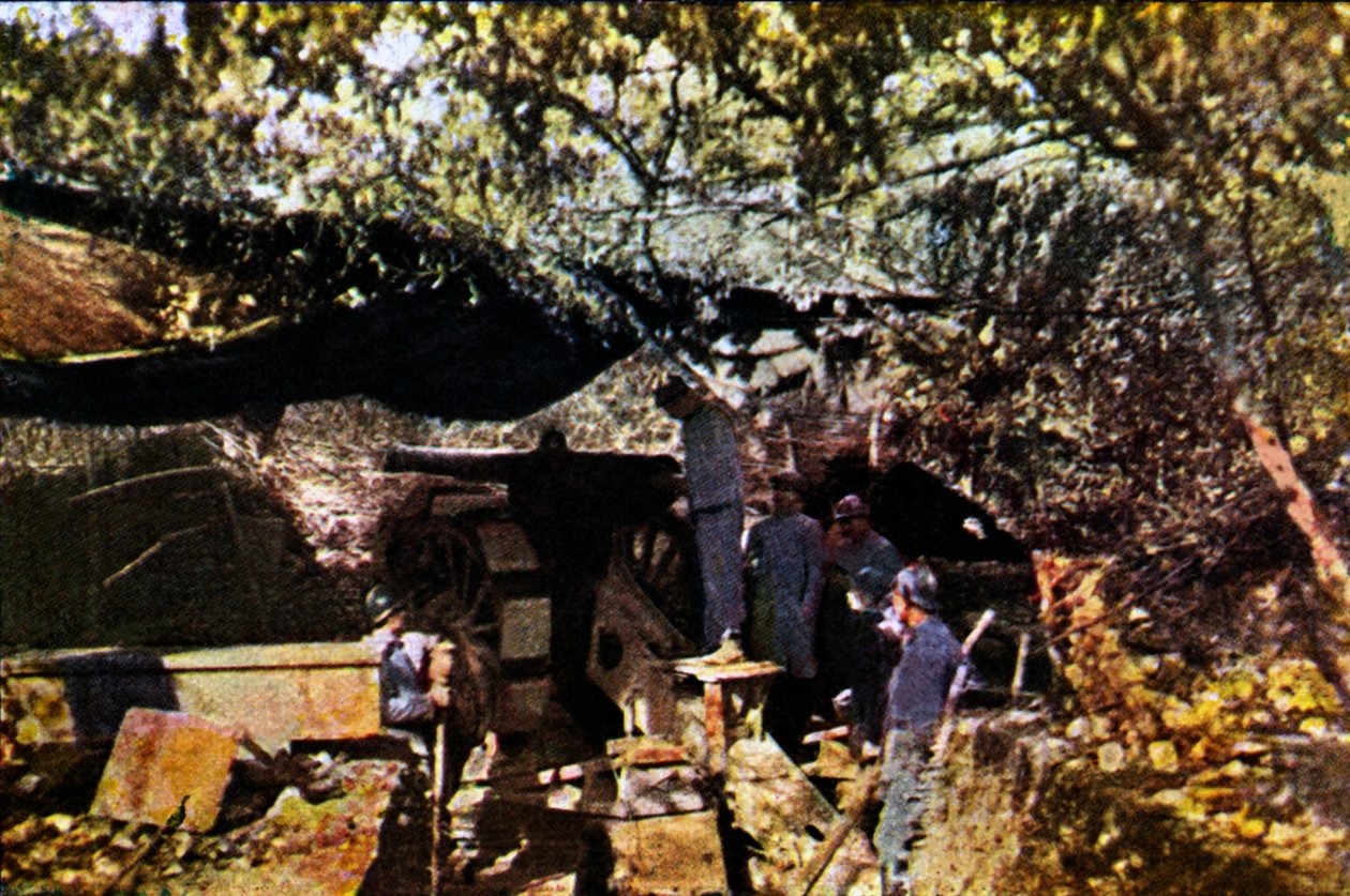 Egy francia nehézágyú üteg álcázóháló alatt az erdőben, Verdun, 1916. szeptember (autokróm) alkotó: Jules Gervais Courtellemont