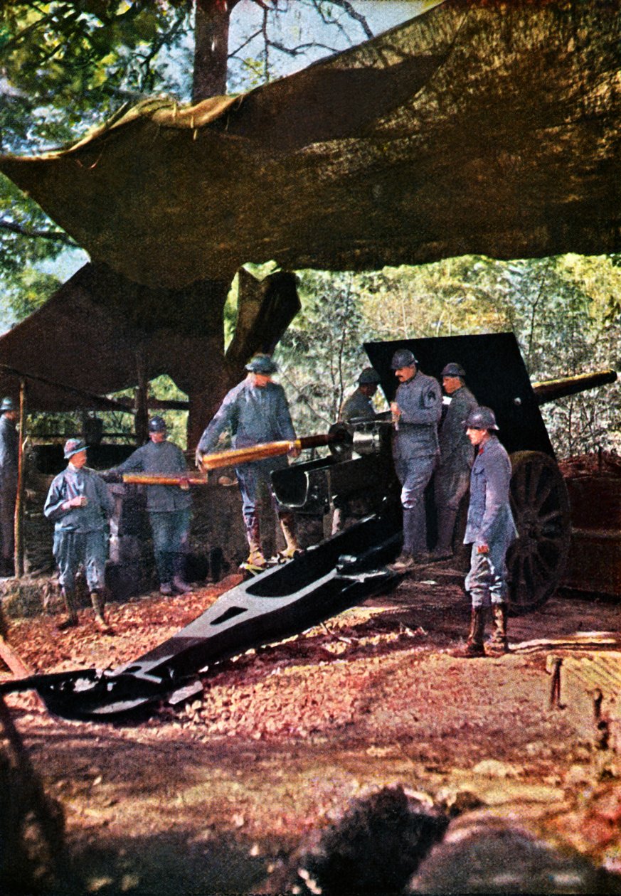 Egy francia nehézágyú üteg álcázóháló alatt az erdőben, Verdun, 1916. szeptember (autokróm) alkotó: Jules Gervais Courtellemont