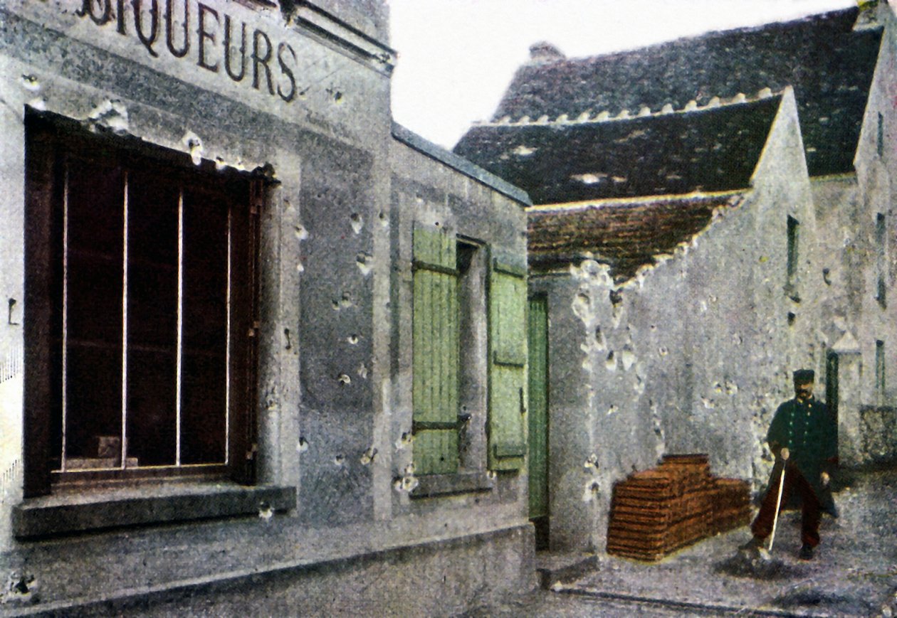 Egy francia katona takarít a Meaux melletti Barcy városában a Párizstól keletre zajló marne-i csata idején, 1914 szeptembere (autokróm) alkotó: Jules Gervais Courtellemont