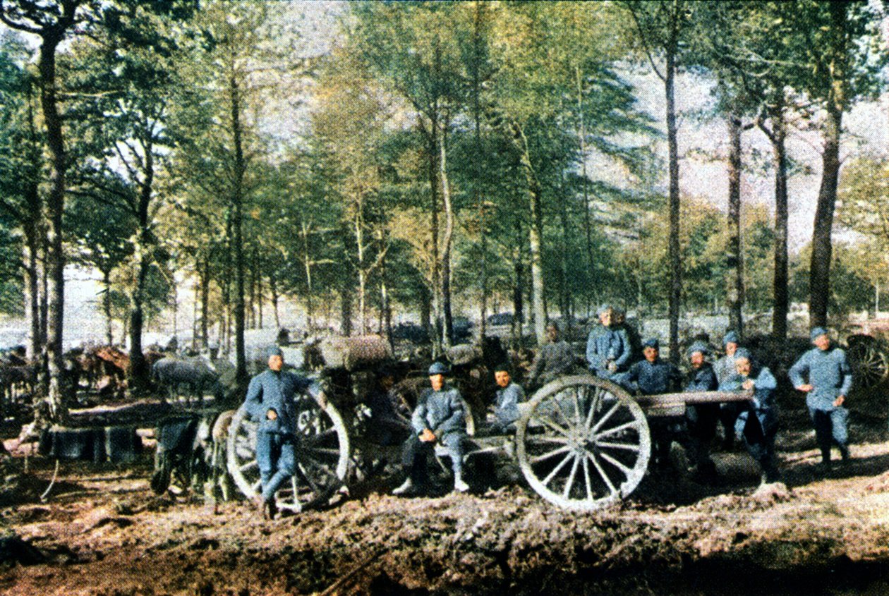 Francia tüzérek csoportja 75 mm-es ágyúkkal a verduni csatában, 1916 szeptembere (autokróm) alkotó: Jules Gervais Courtellemont