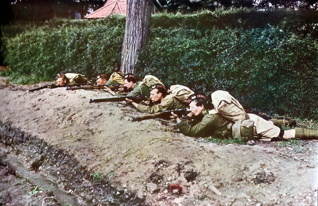 Öt skóciai gyalogos puskával készenlétben a marne-i csatában Párizstól keletre, 1914. szeptember (autokróm) alkotó: Jules Gervais Courtellemont