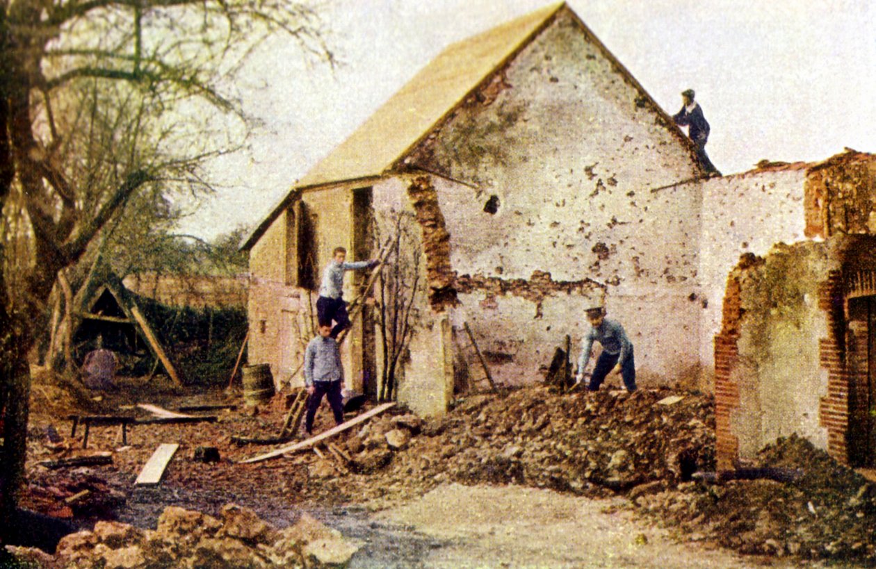 Négy férfi dolgozik egy házon, amely súlyosan megsérült a Marne-i csatában Párizstól keletre, 1914 szeptembere (autokróm) alkotó: Jules Gervais Courtellemont