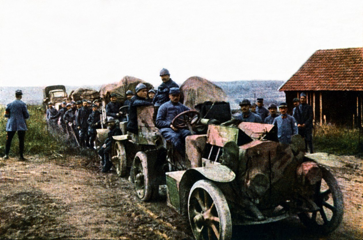 Francia katonák és a mobil légvédelem járművei a verduni csata idején, 1916. szeptember (autokróm) alkotó: Jules Gervais Courtellemont