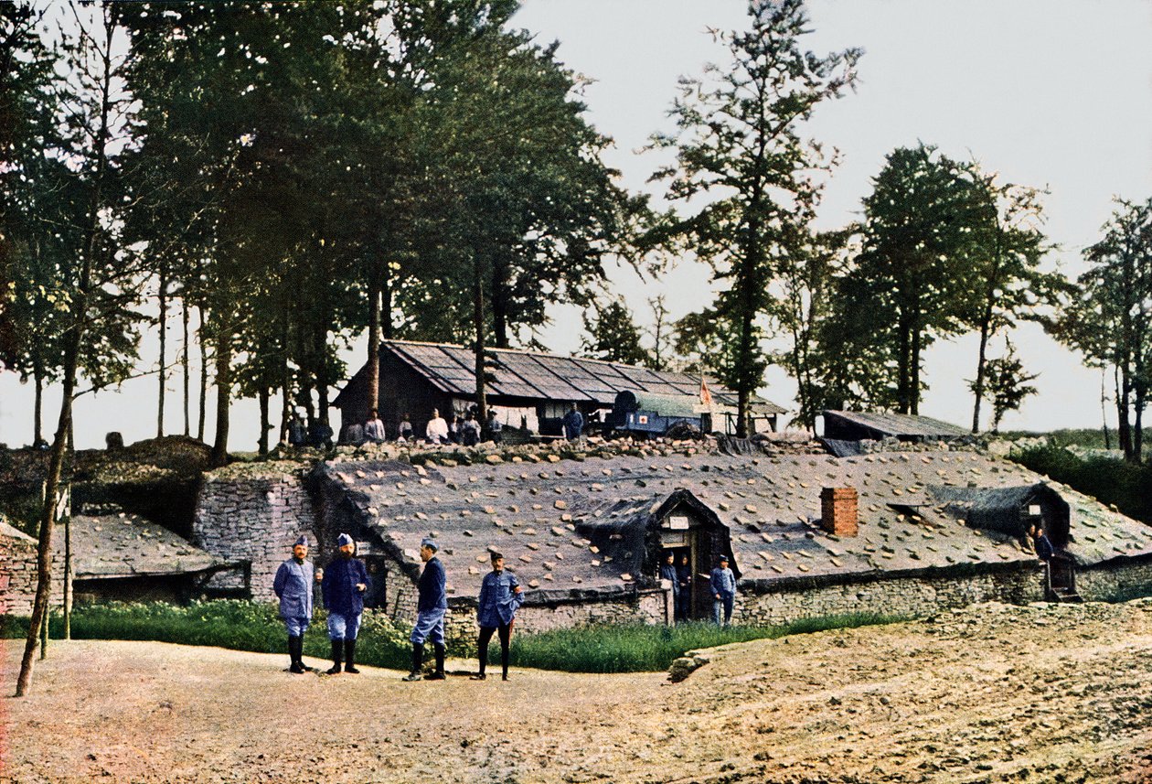 Francia katonák egy mentőállomáson négy mérfölddel a front mögött, Verdun, 1916 (autokróm) alkotó: Jules Gervais Courtellemont