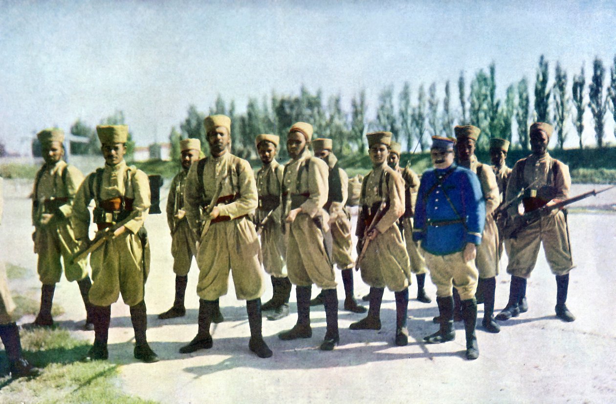 Marokkói lövészek és egy francia tiszt a falu szélén a Párizstól keletre zajló Marne-i csata idején, 1914 szeptember (autokróm) alkotó: Jules Gervais Courtellemont
