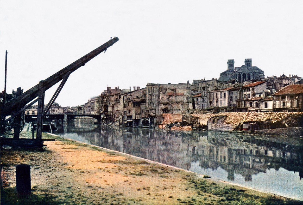 A Meuse és Verdun súlyosan megrongálódott épületekkel a folyó mentén, 1916. szeptember (autokróm) alkotó: Jules Gervais Courtellemont