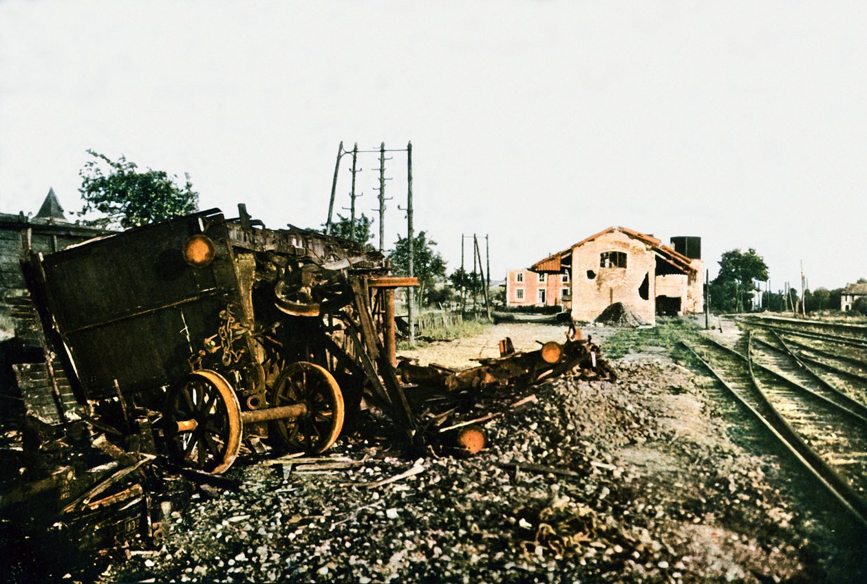 Dombasle-en-Argonne megsérült vasútállomása Verduntól nyugatra, 1916. szeptember (autokróm) alkotó: Jules Gervais Courtellemont