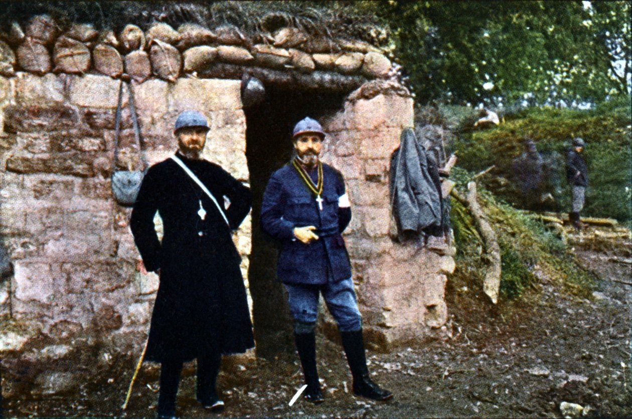 Egy francia pap és egy káplán a fronton a verduni csata idején, 1916. szeptember (autokróm) alkotó: Jules Gervais Courtellemont