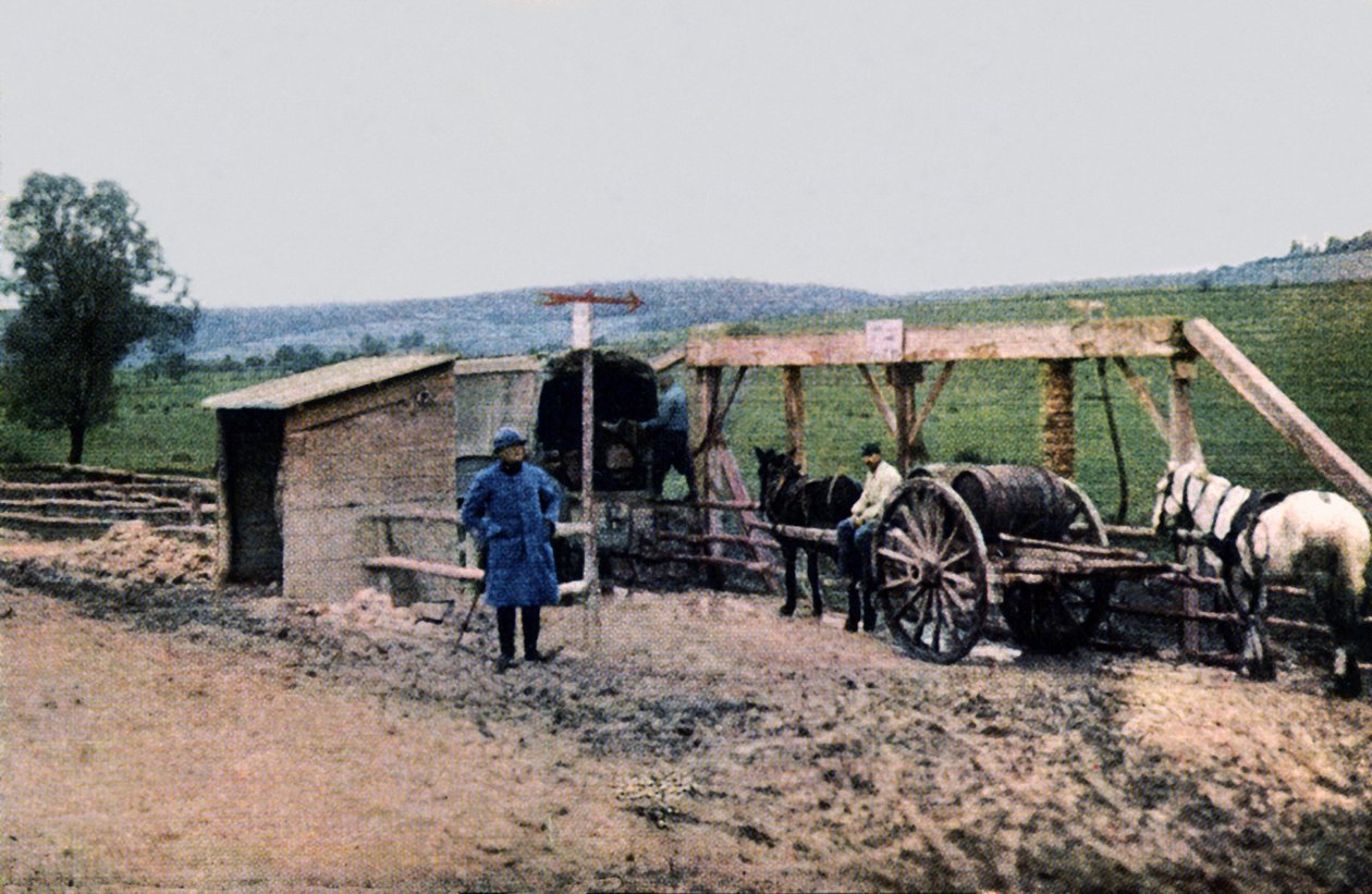 Francia vízellátó állomás, Verdun, 1916 (autokróm) alkotó: Jules Gervais Courtellemont
