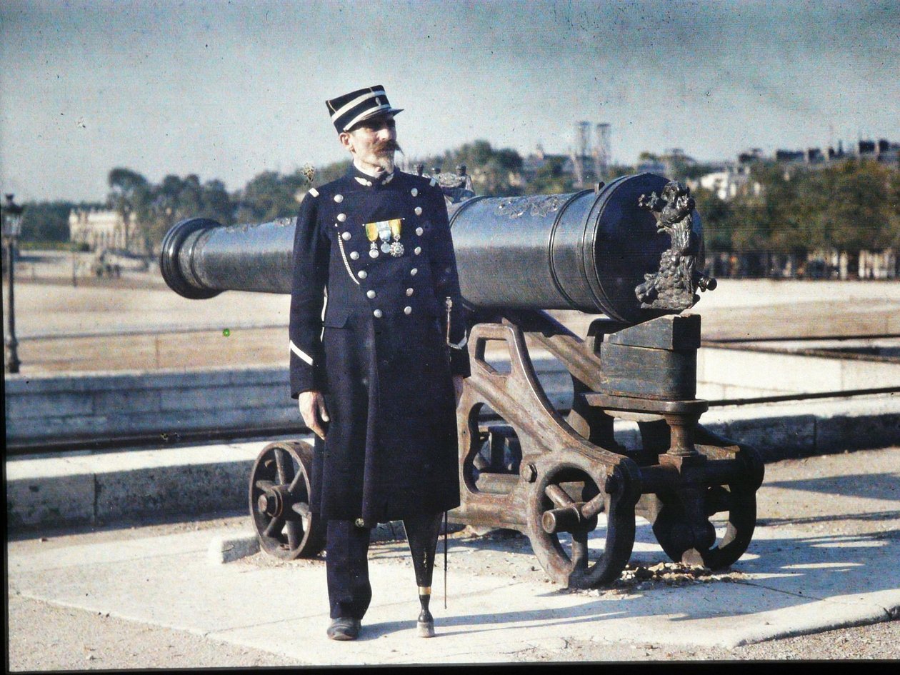 Egyenruhás katona három éremmel egy ágyú mellett áll Párizsban, 1918 (autokróm) alkotó: Jules Gervais Courtellemont