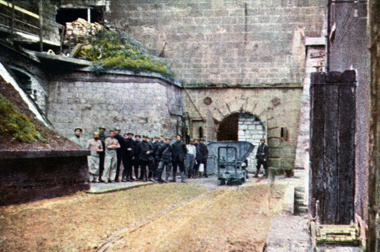 Francia katonák a kazamaták bejáratánál, Verdun, 1916. szeptember (autokróm) alkotó: Jules Gervais Courtellemont