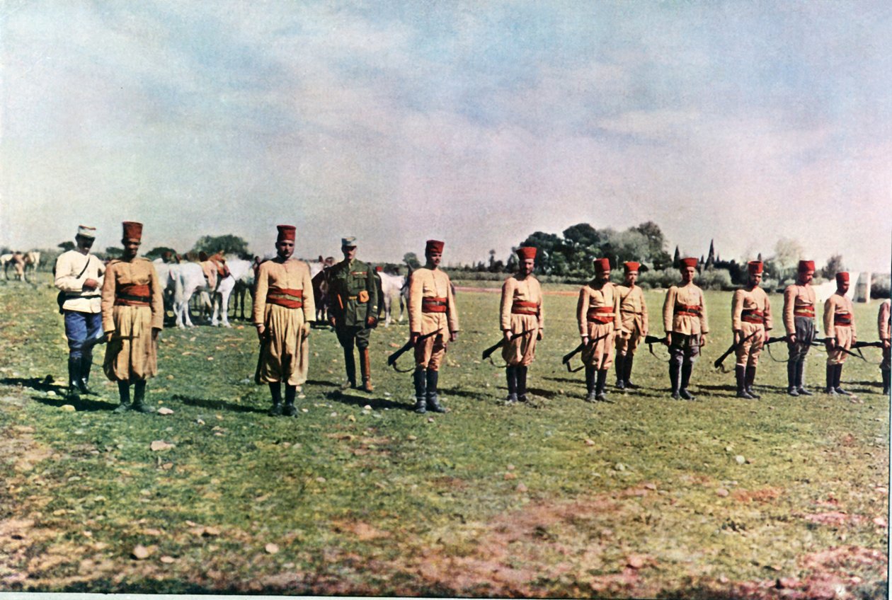 Marokkói puskák és két francia tiszt a marne-i csata során Párizstól keletre, 1914. szeptember (autokróm) alkotó: Jules Gervais Courtellemont