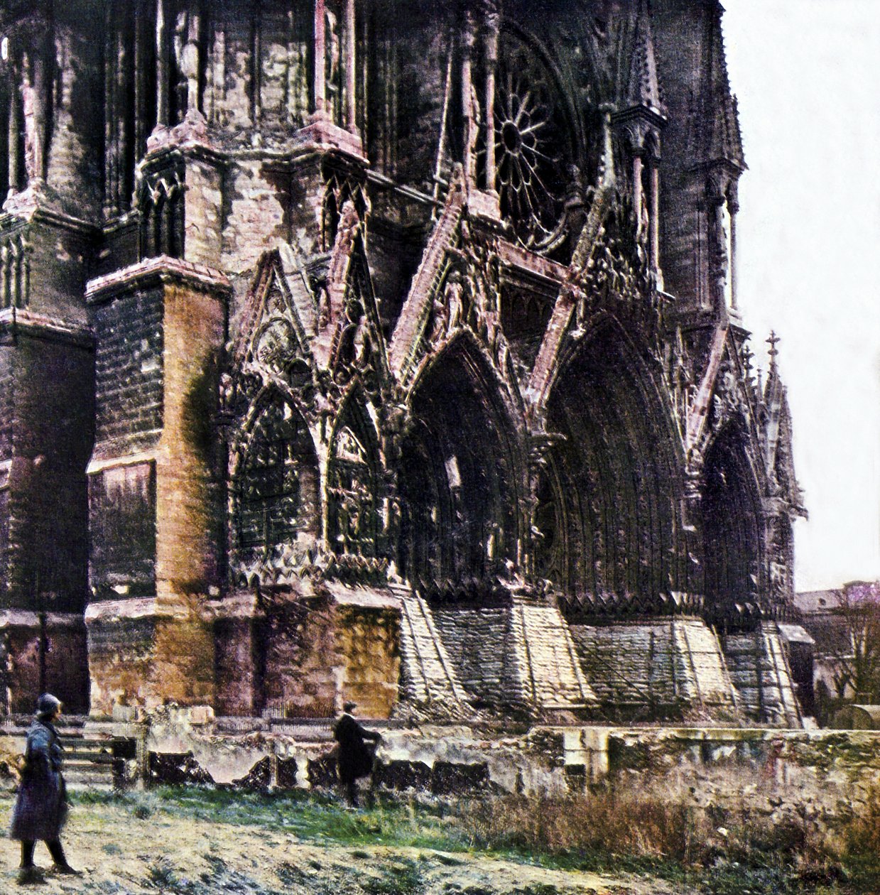 A marne-i csata során megsérült reimsi katedrális Párizstól keletre, 1914. szeptember (autokróm) alkotó: Jules Gervais Courtellemont