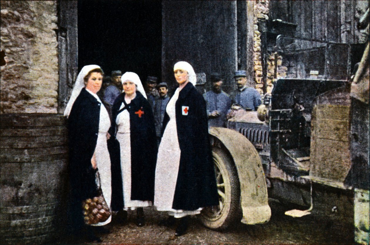 Három Vöröskeresztet viselő nő és a francia mentőszolgálat egy járművel, Verdun, 1916. szeptember (autokróm) alkotó: Jules Gervais Courtellemont