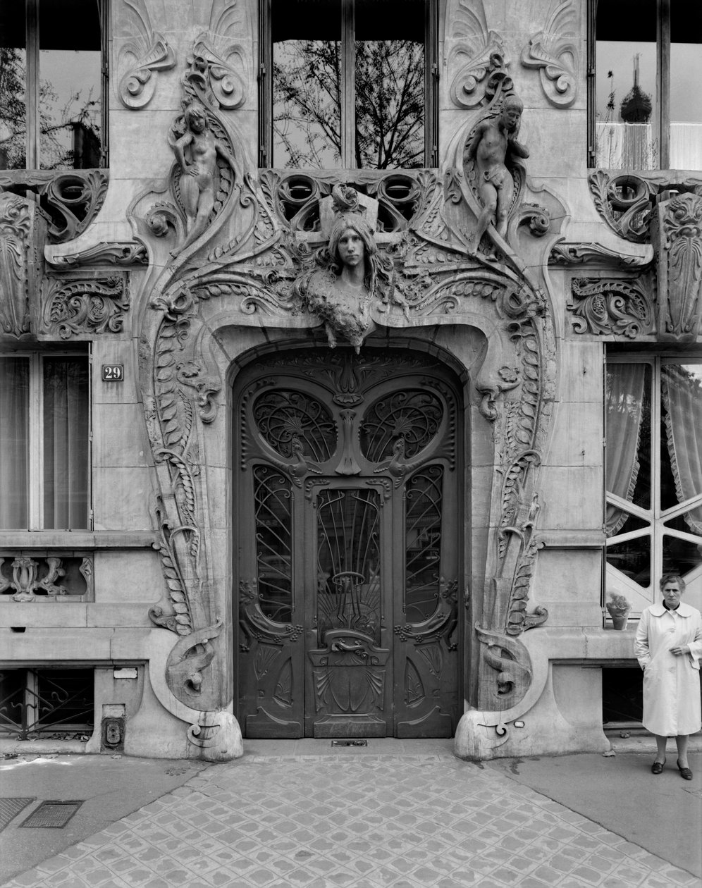 A Rapp sugárút 29. szám alatti, 1901-ben tervezett lakások bejárati ajtaja alkotó: Jules Lavirotte
