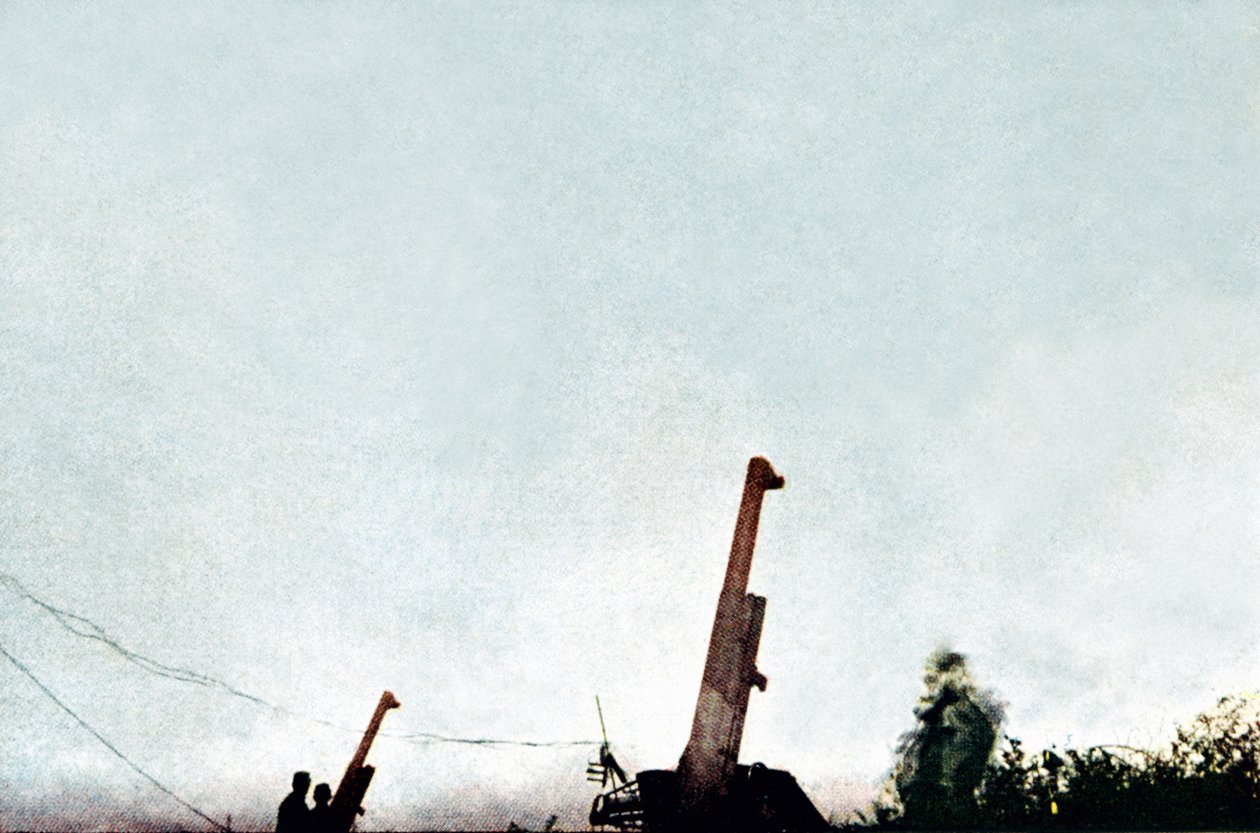 Légvédelmi fegyverek működés közben: február 21. óta az ütegek lelőtték a repülőgépet és egy ballonsárkányt, Verdun, 1916. szeptember (autokróm) alkotó: Jules Gervais Courtellemont