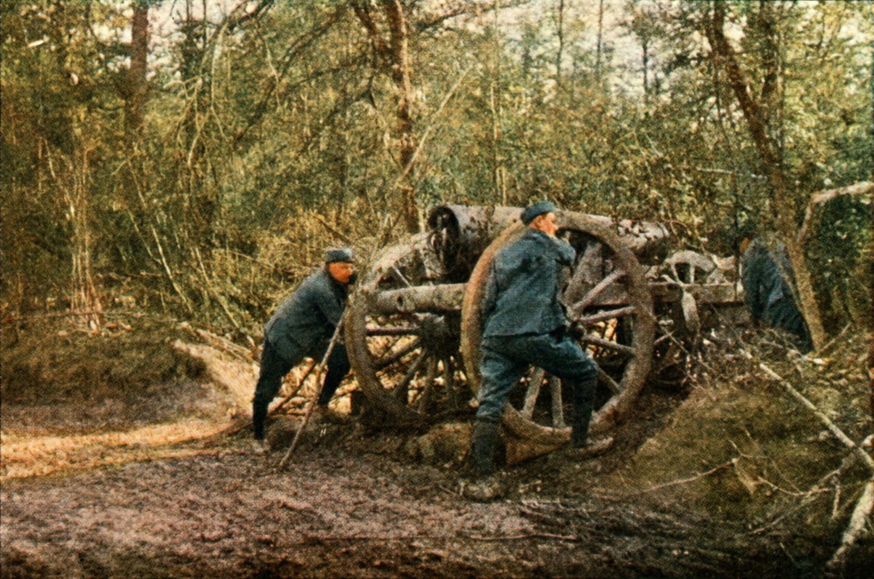 Három francia katona az erdőben egy Howitzerrel, Verdun, 1916. szeptember (autokróm) alkotó: Jules Gervais Courtellemont