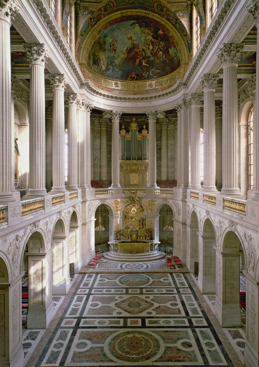 A Királyi kápolna (Chapelle Royale) kelet felé, Robert de Cotte (1656-1735) tervei alapján 1699-ben kezdte el építeni, 1689-ben készült tervek alapján, 1710-ben szentelték fel. alkotó: Jules Hardouin Mansart