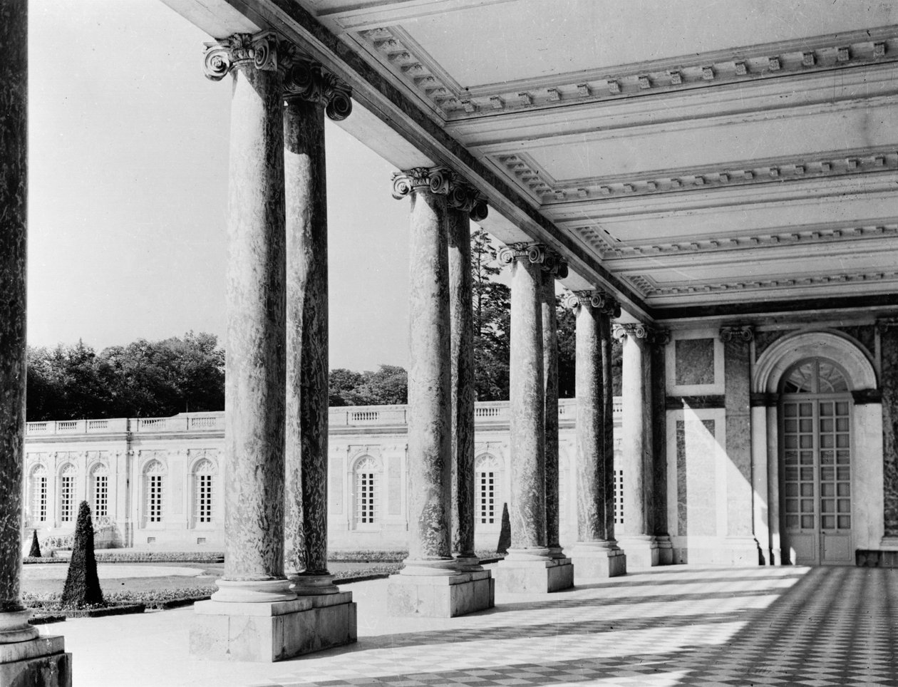 Kilátás a Nagy-Trianon peristyle és balszárnyára, 1687-88 alkotó: Jules Hardouin Mansart