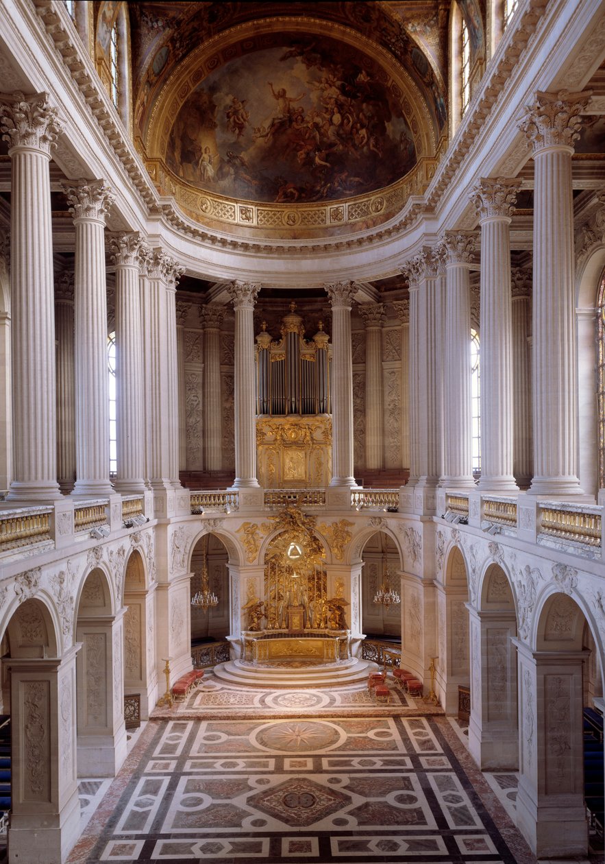 Kilátás a Hardouin-Mansart által 1709-ben készített és Noailles bíboros által 1710-ben felszentelt királyi kápolnára. Versailles-i kastély alkotó: Jules Hardouin Mansart