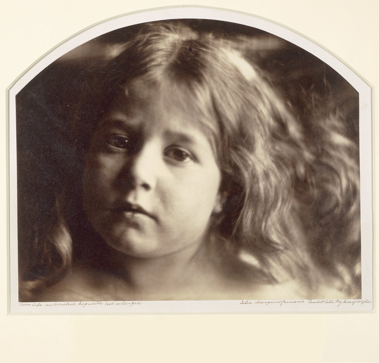 Fiatal lány portréja (albumnyomat kollódium-üvegnegatívról) alkotó: Julia Margaret Cameron
