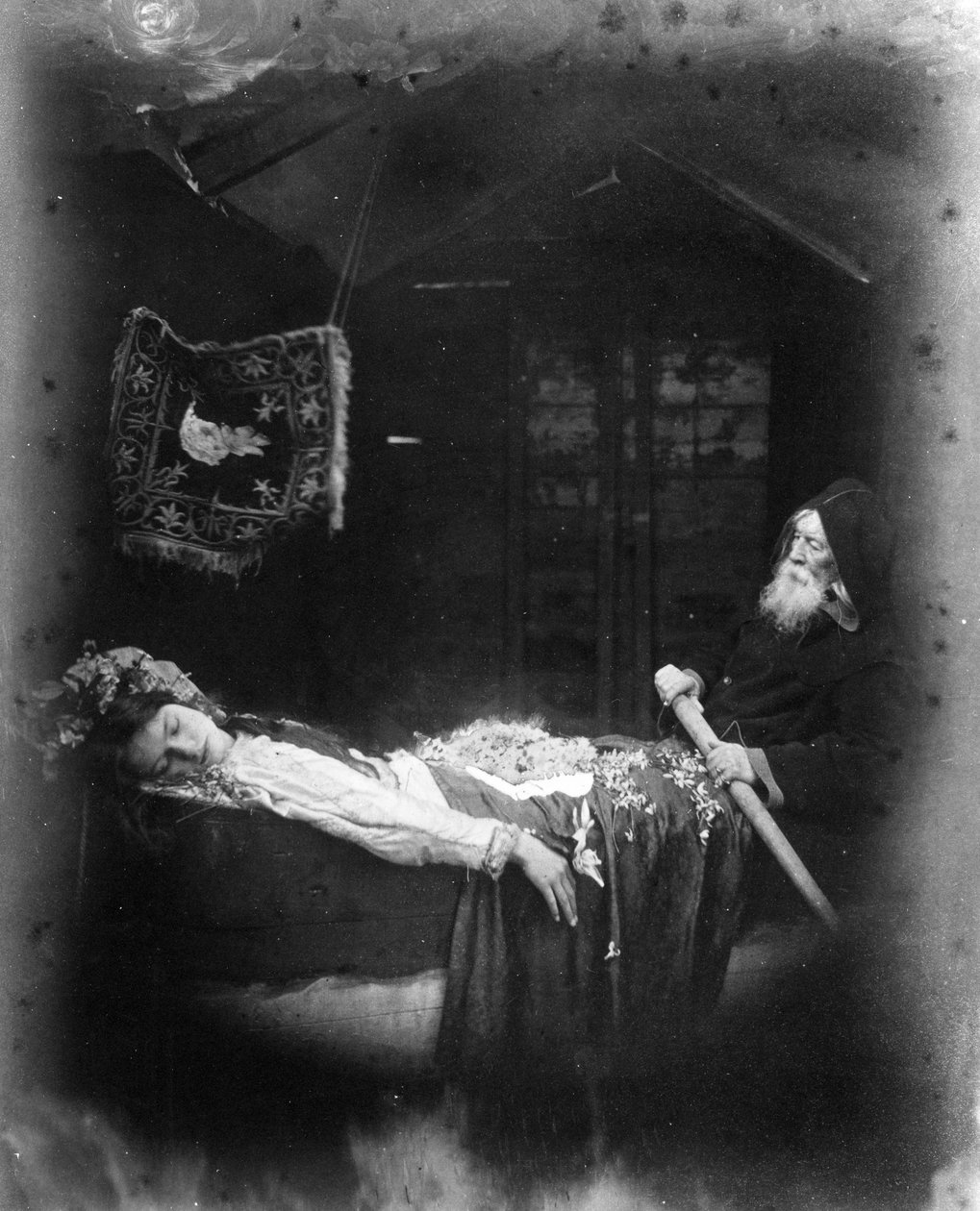 Elaine halála, Alfred, Lord Tennyson "The Idylls of the King" című illusztrációja, 1875 (albumnyomat) alkotó: Julia Margaret Cameron