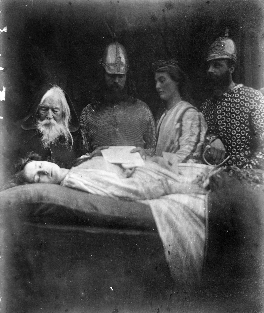 Elaine halála, Alfred, Lord Tennyson "The Idylls of the King" című illusztrációja, 1875 (albumnyomat) alkotó: Julia Margaret Cameron