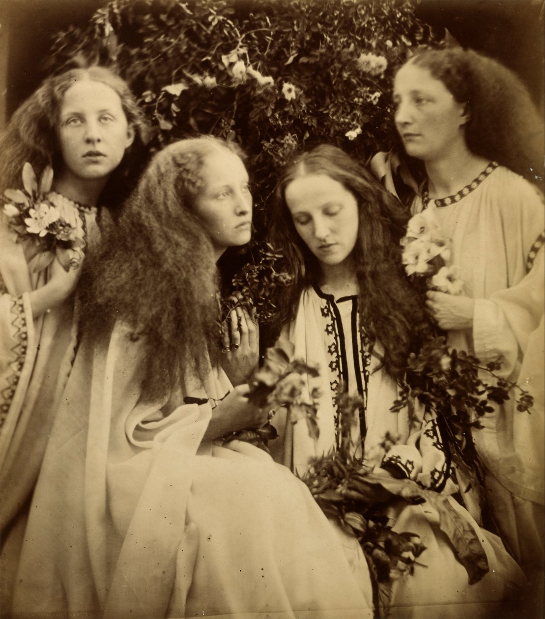 A rózsabimbó lányok kertje alkotó: Julia Margaret Cameron