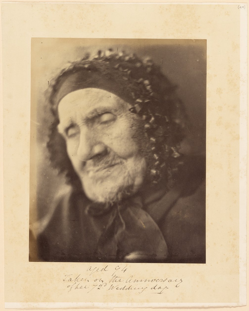 94 évesen, házassági évfordulójának 72. évfordulóján készült [Egy idős nő fej- és vállportréja] alkotó: Julia Margaret Cameron