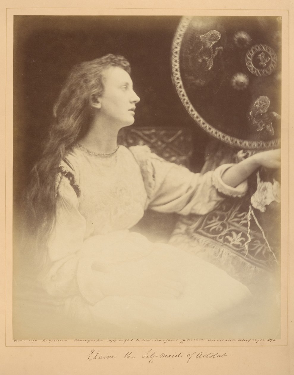 Elaine, a Liliom – Astolat szolgálólánya alkotó: Julia Margaret Cameron
