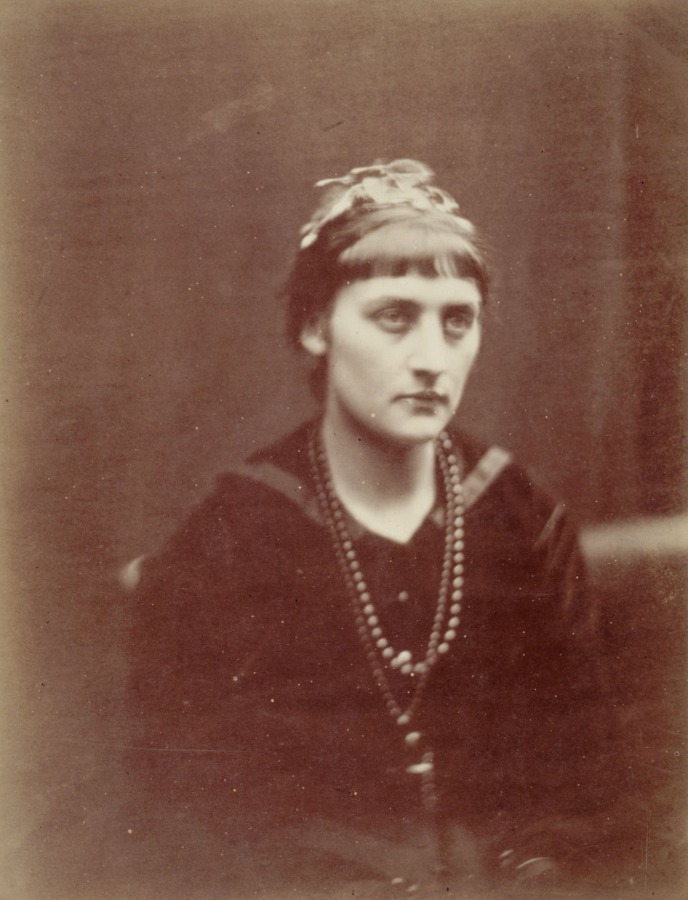 Két nyakláncot viselő nő portréja alkotó: Julia Margaret Cameron