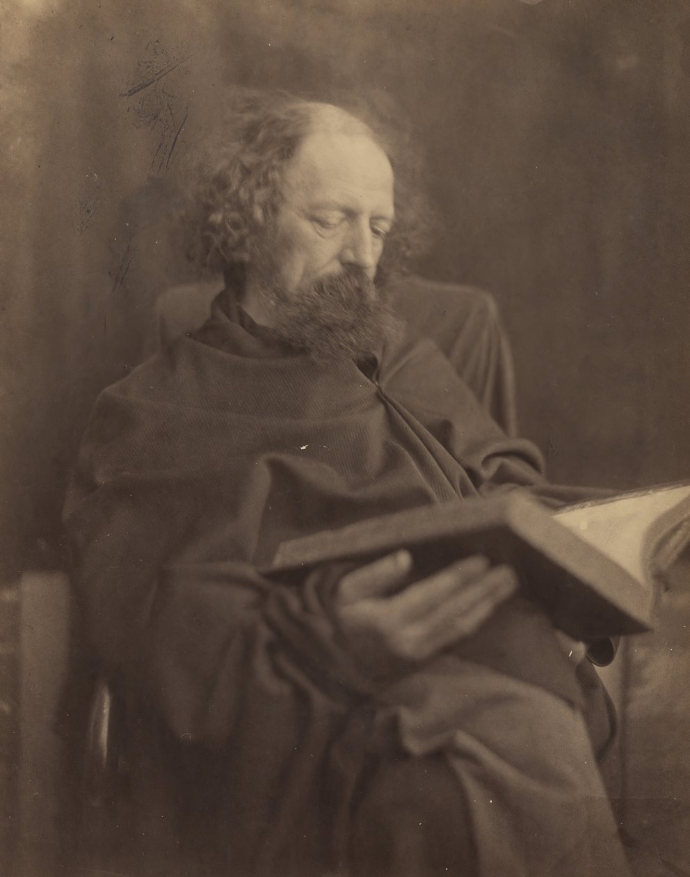 Tennyson Reading, 1865. alkotó: Julia Margaret Cameron
