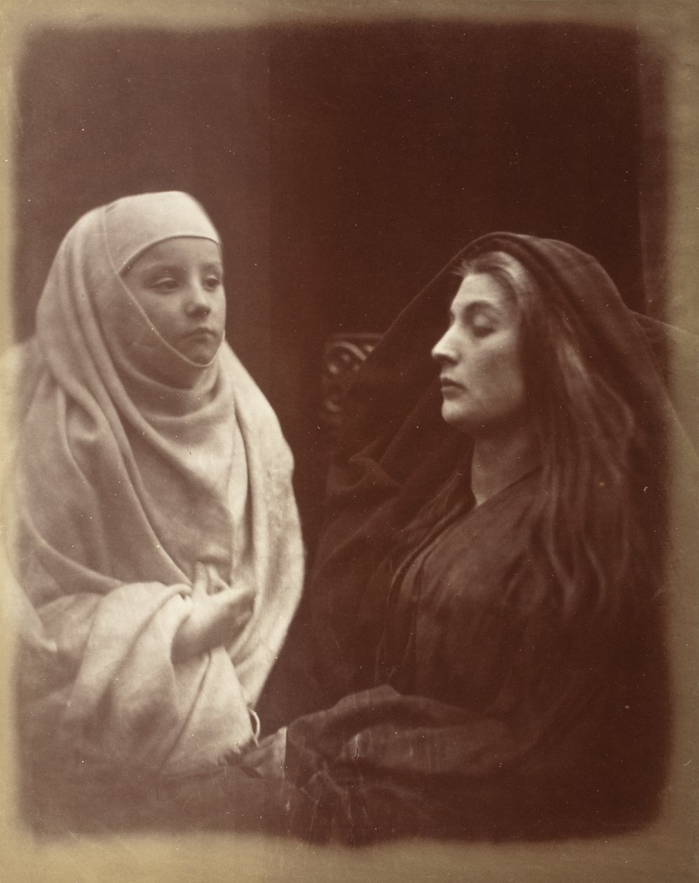 A kis novícia és Guinevere királyné az almsburyi Szent Alamizsnaházban alkotó: Julia Margaret Cameron