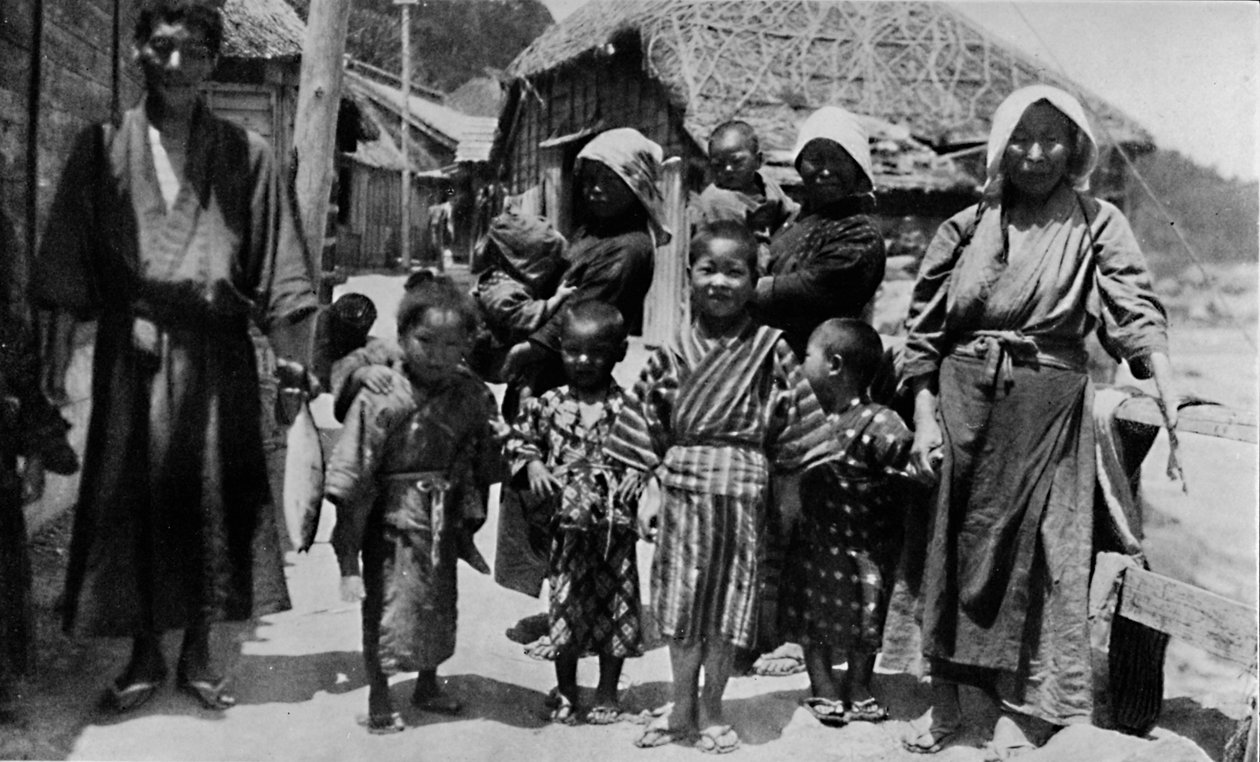 Fiatal halász nagy családja Nabutóban, kilenc gyermekkel, 1900 körül, 1921 alkotó: Julian Leonard Street