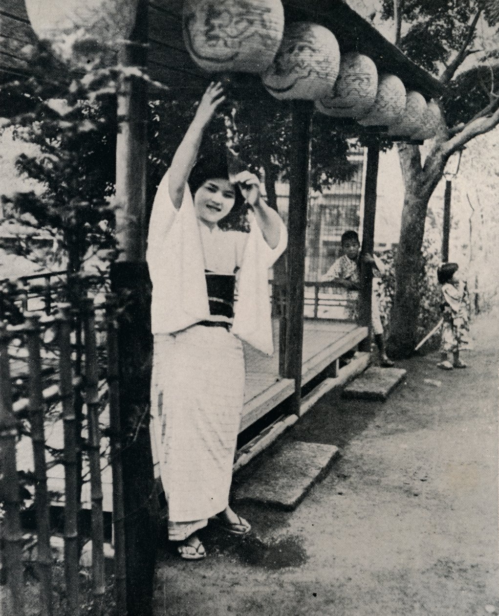 A teaházi szobalány édes mosolya, Nesannak hívják – nővére, 1900 körül, 1921. alkotó: Julian Leonard Street