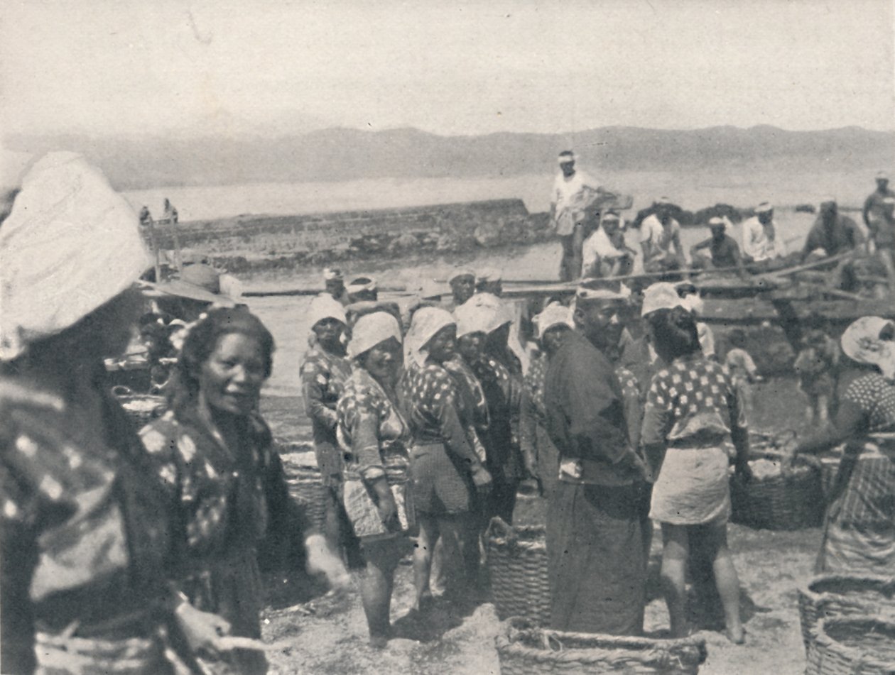 Tai-no-ura - halászhajók, férfiak és nők hálókkal és kosarakkal, c1900, 1921. alkotó: Julian Leonard Street