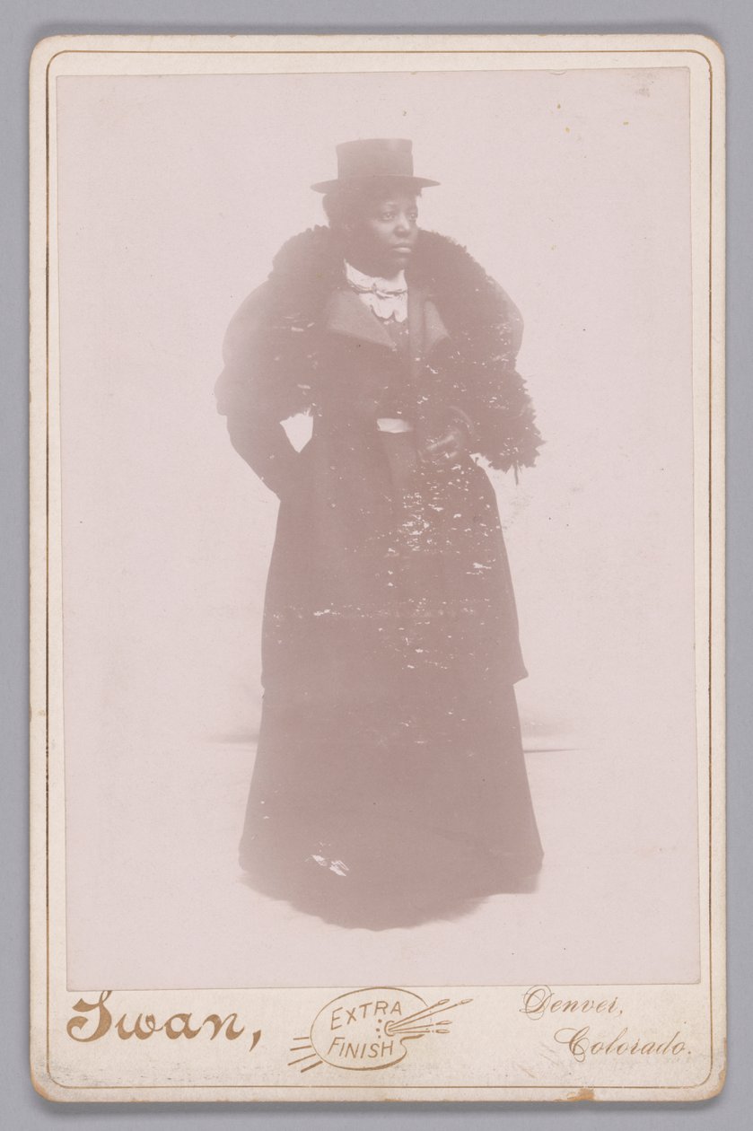 Egy cilindert és prémes lopást viselő, azonosítatlan nő szekrénykártyája, kb. 1895. alkotó: Justus C. Swan