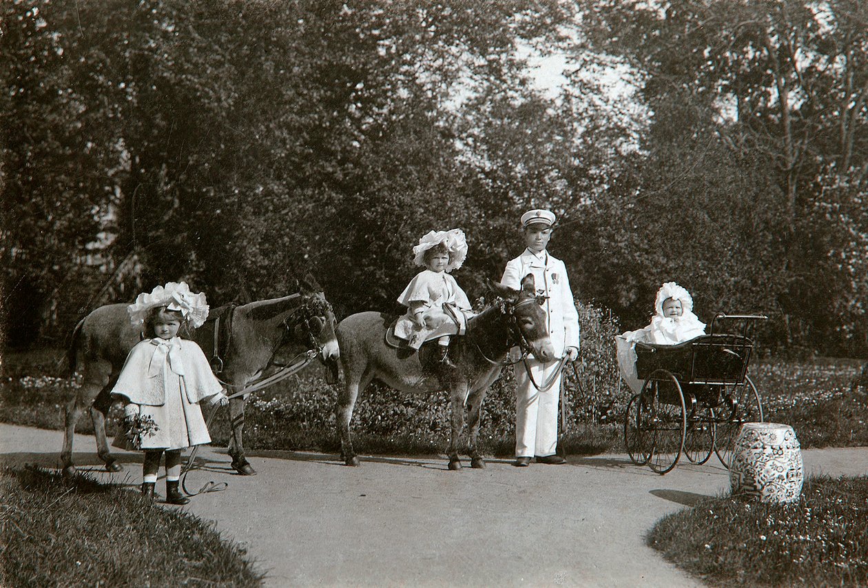 Olga, Tatiana és Mária orosz nagyhercegnők, Carskoje Selo, Oroszország, 1899-c1900 alkotó: K. von Hahn