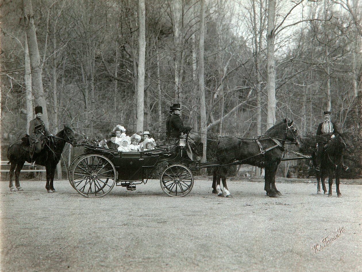 II. Miklós orosz cár családjával a Carskoje Selo parkban, Oroszországban, 1900-as évek. alkotó: K. von Hahn