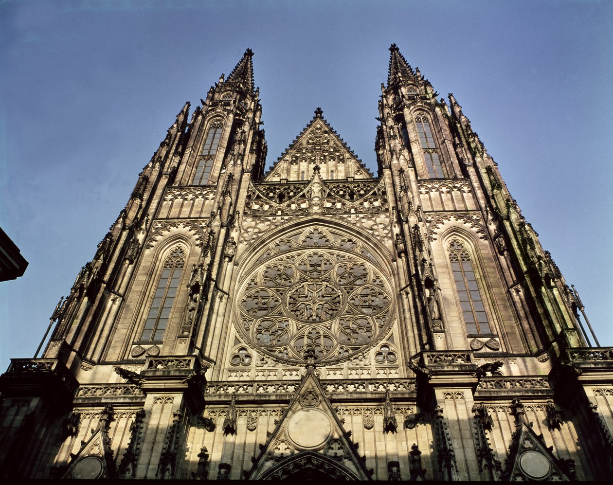 A Szent Vitus-székesegyház homlokzata alkotó: Kamil and Mocker, J. Hilbert