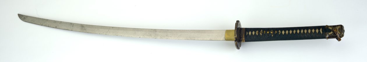 "Kai-gunto" mintás kard tengerészeti tisztnek, 1937-45 körül (acél, fa, sárgaréz, aranyozás, zsinór és rájabőr) alkotó: Kanemich Hibino