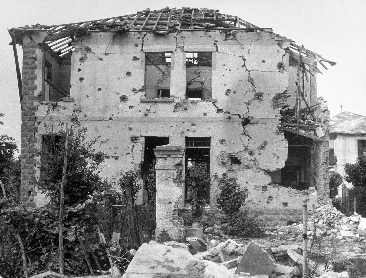 Sermide bombázásai. Pillanatkép egy házról alkotó: Karl Heinz Bast